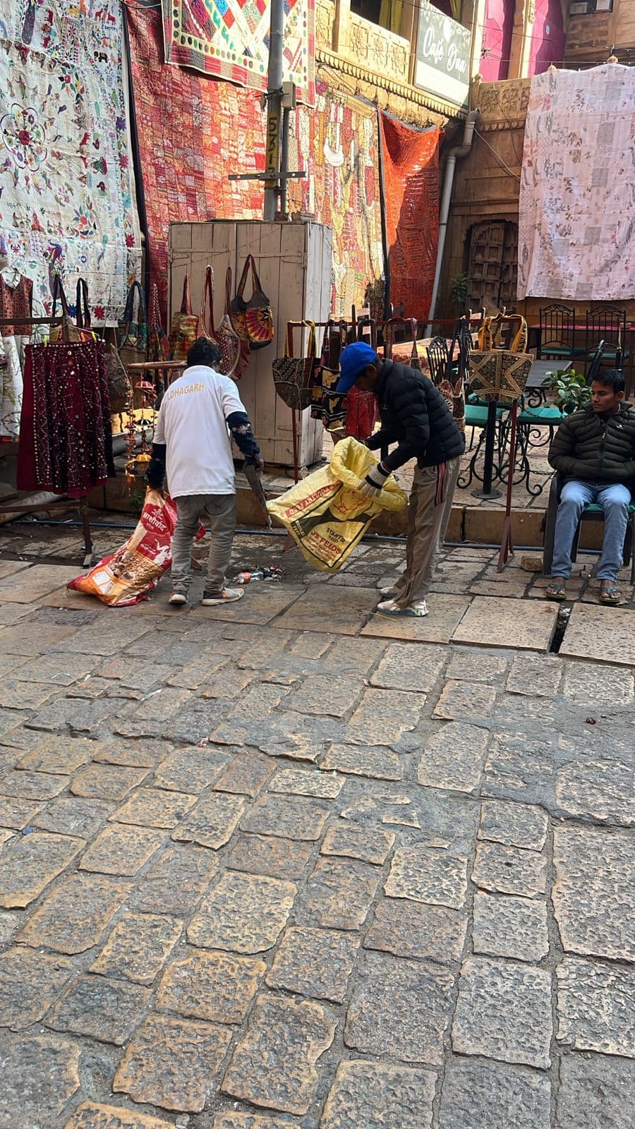 Volunteers at the Jaisalmer clean-up drive